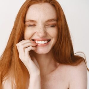 femme rousse, femme jeune dents blanches, belle femme rousse dents blanches, blanchiment dentaire femme